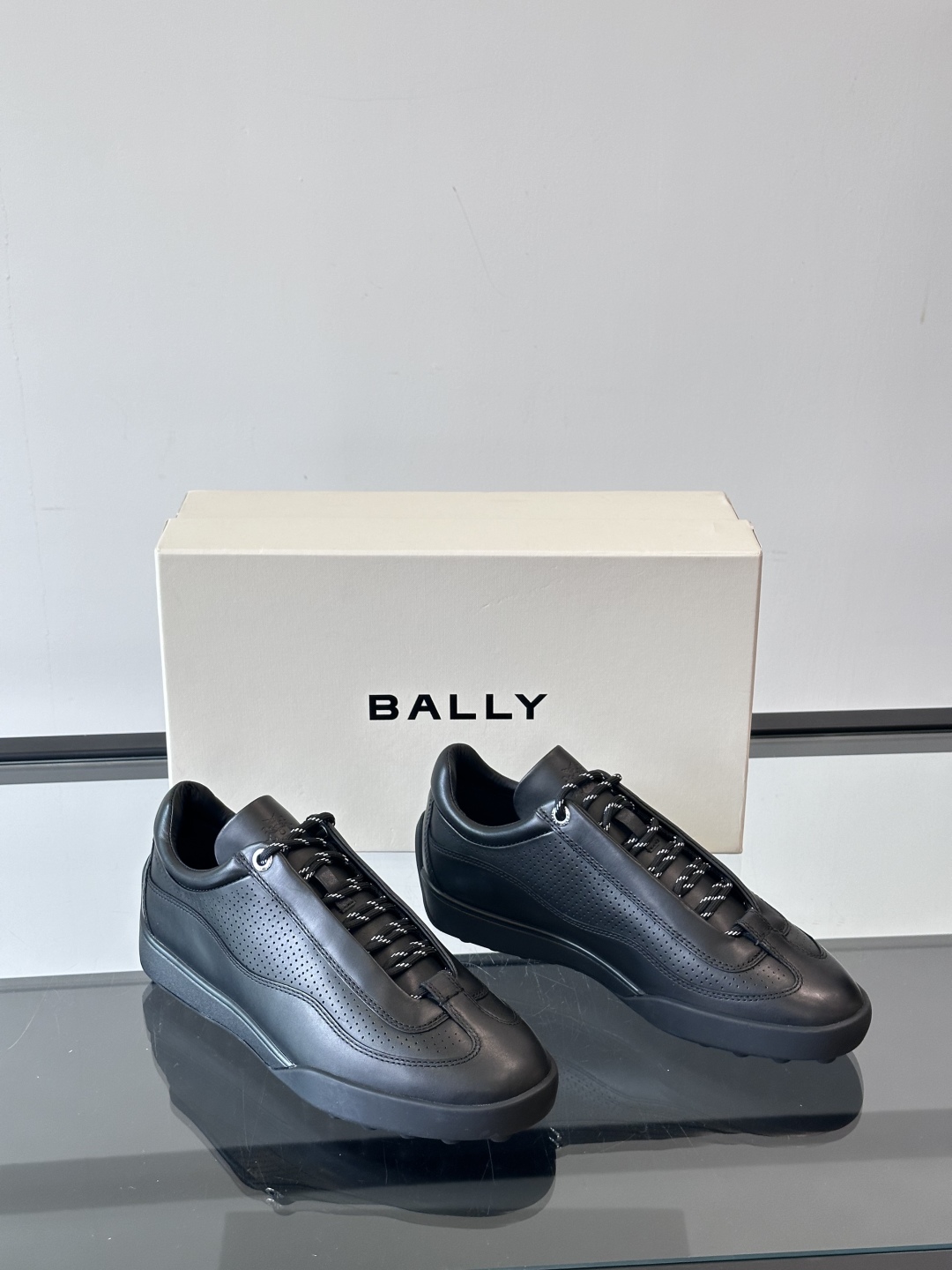BALLY MANTO RUNNER 系列，采用简约美学的商务休闲风格隐藏式鞋带与高雅内涵👞鞋跟与鞋面处