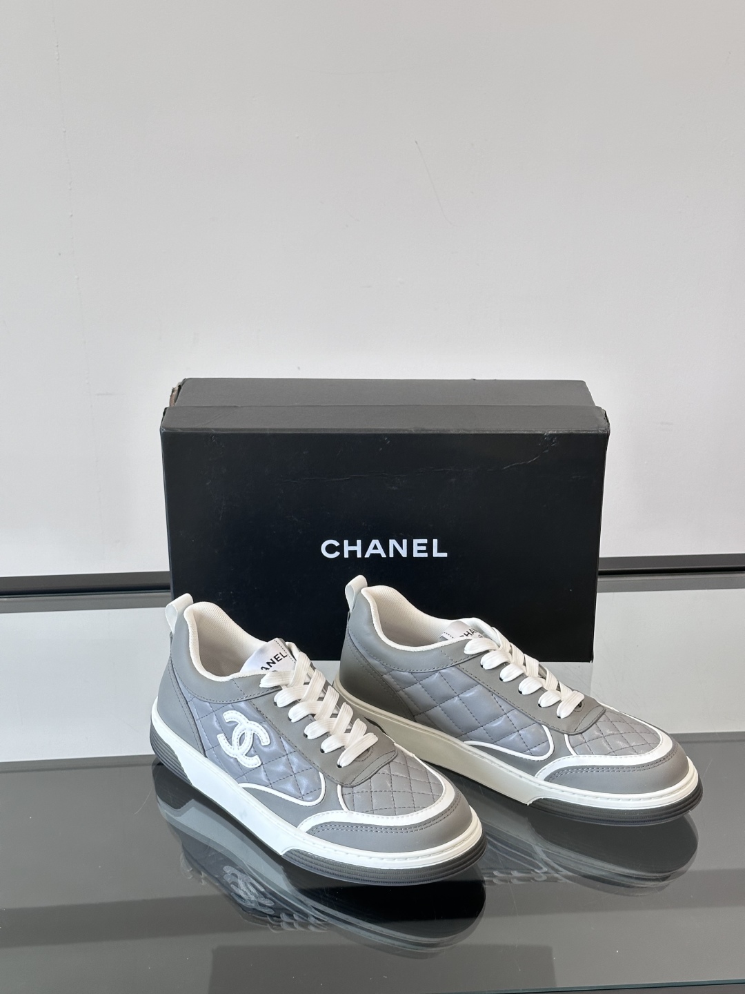 chanel香奈儿新款休闲运动板鞋
鞋超软 很轻 感觉自己可以暴走2w步hhhh！黑白银都非常好看！本着