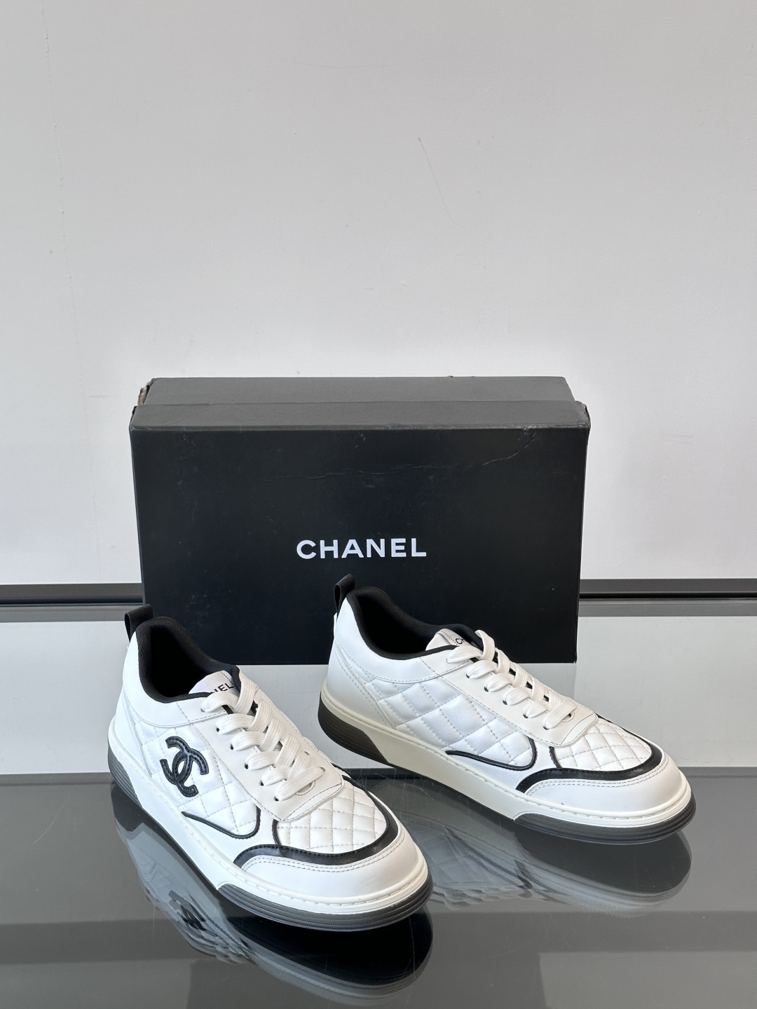 chanel香奈儿新款休闲运动板鞋
鞋超软 很轻 感觉自己可以暴走2w步hhhh！黑白银都非常好看！本着