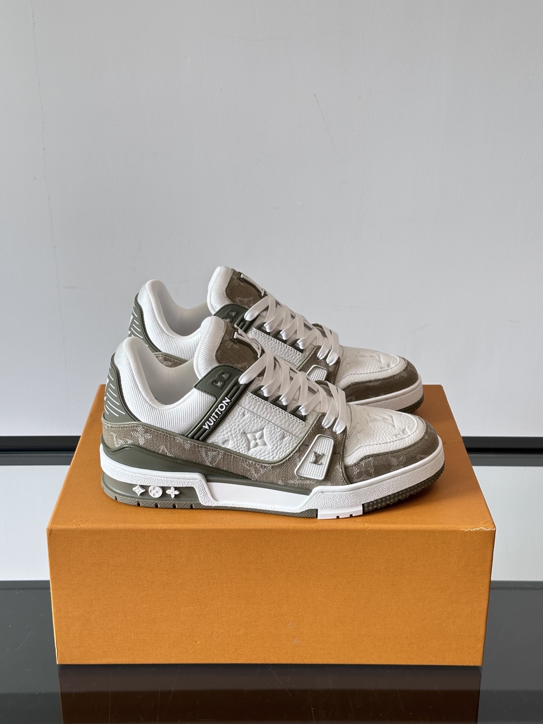  LV Trainer 运动鞋以柔软 Damier 压纹牛皮革续写经典设计。金属端头皮革鞋带点亮雅致鞋身