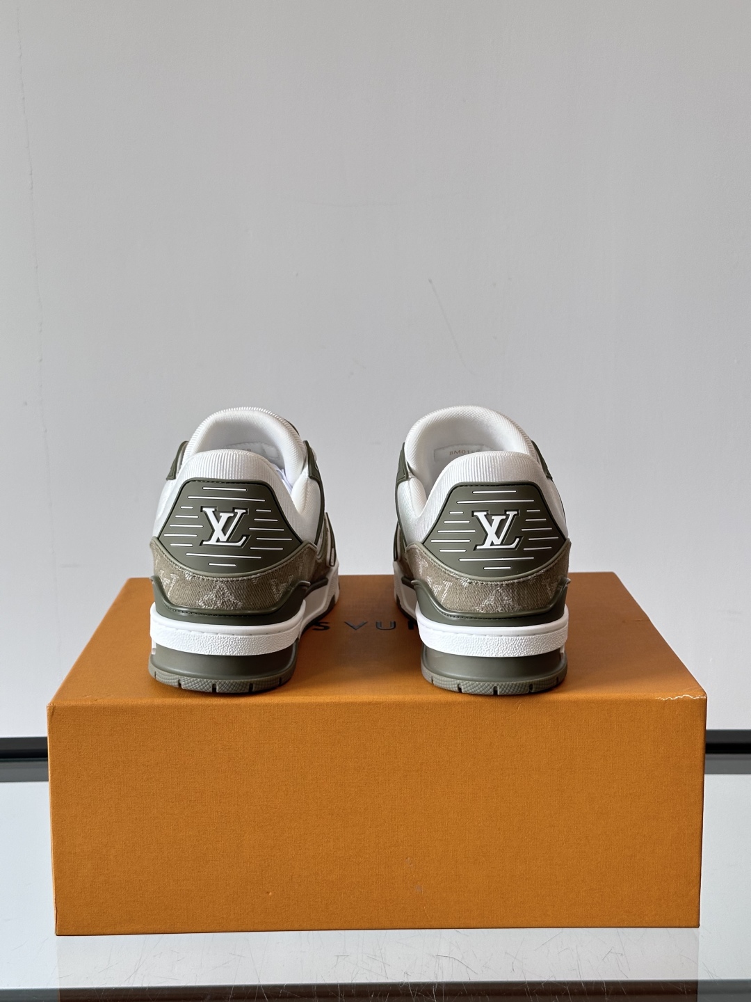  LV Trainer 运动鞋以柔软 Damier 压纹牛皮革续写经典设计。金属端头皮革鞋带点亮雅致鞋身