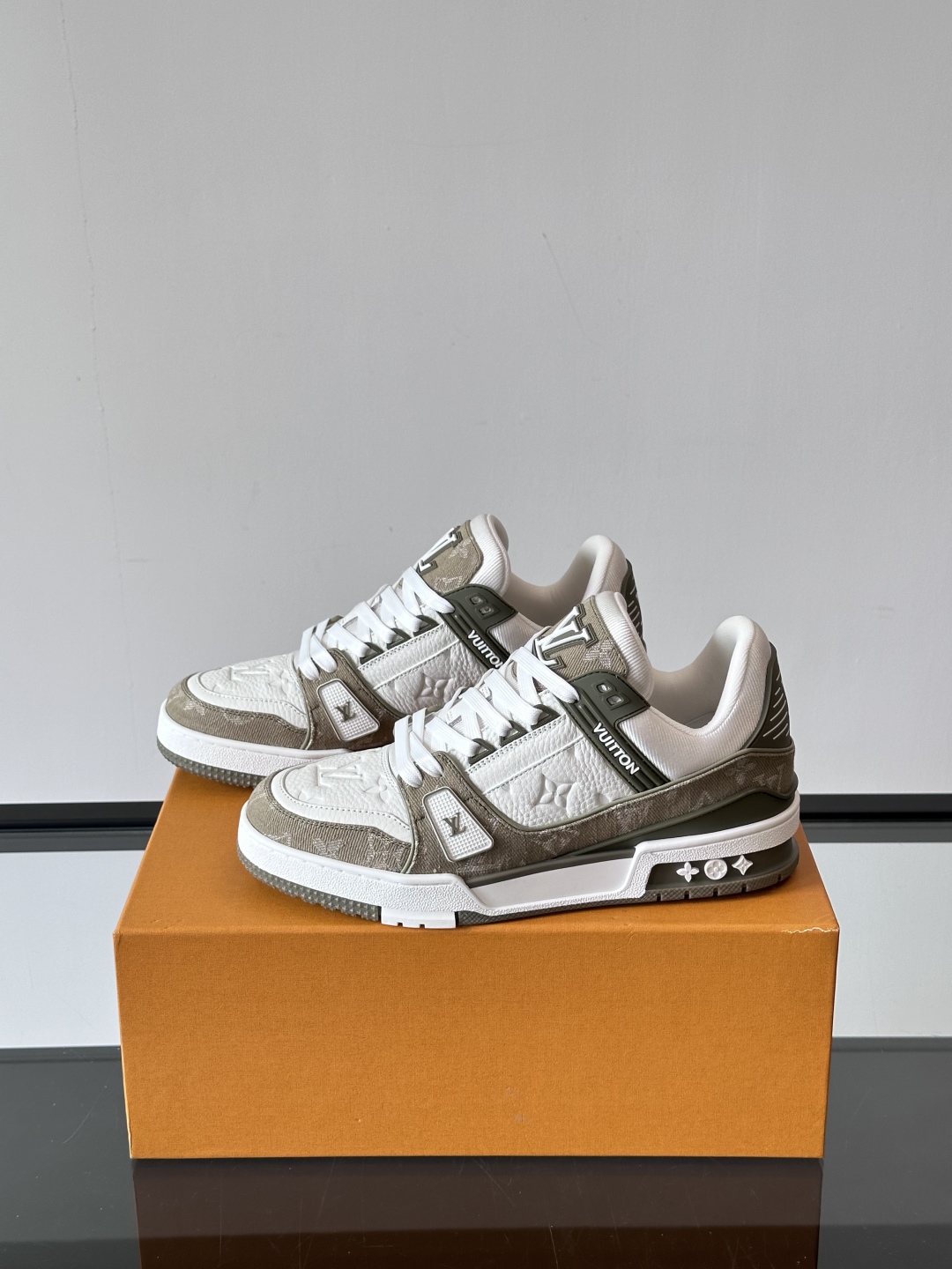  LV Trainer 运动鞋以柔软 Damier 压纹牛皮革续写经典设计。金属端头皮革鞋带点亮雅致鞋身
