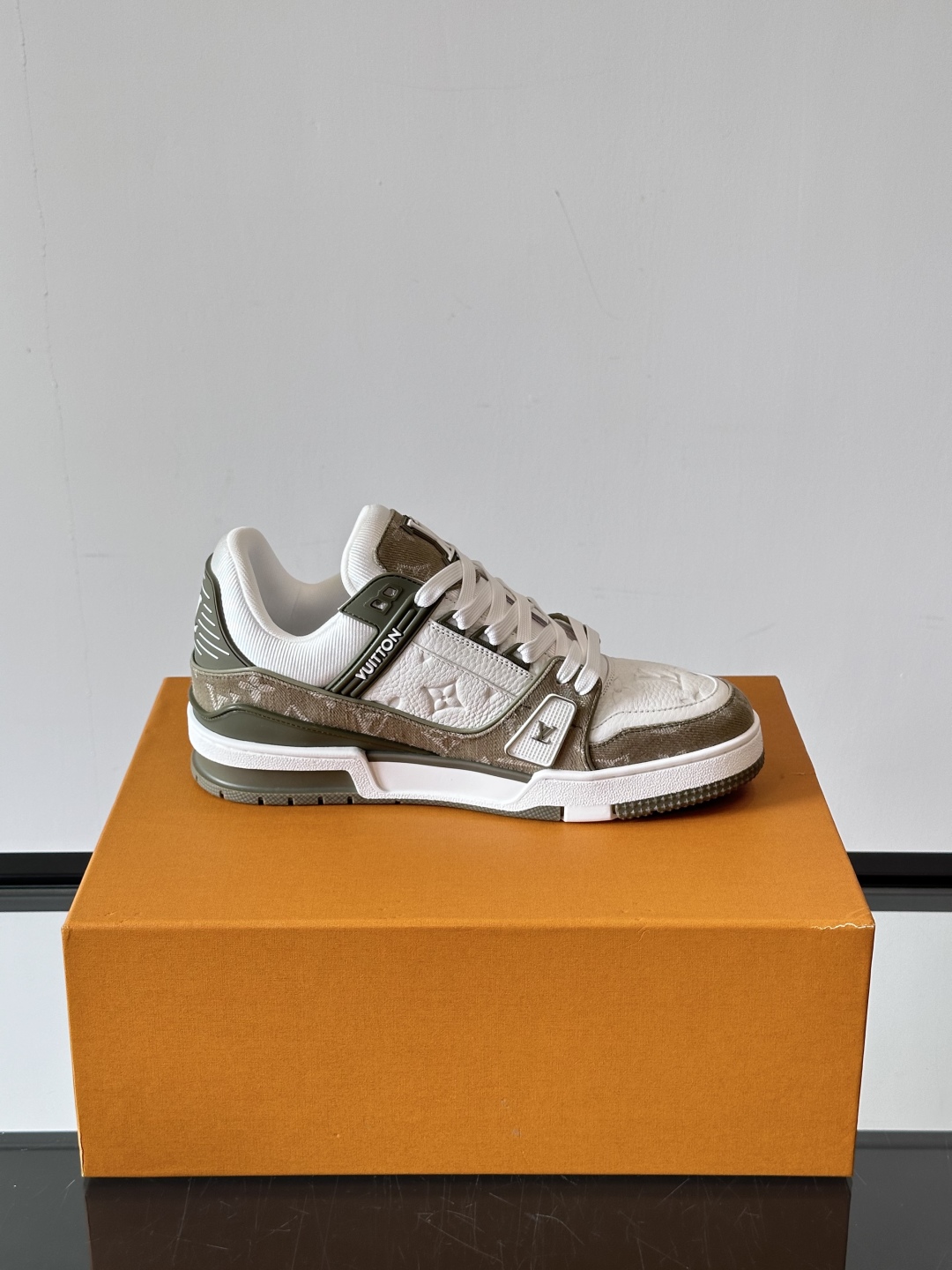  LV Trainer 运动鞋以柔软 Damier 压纹牛皮革续写经典设计。金属端头皮革鞋带点亮雅致鞋身