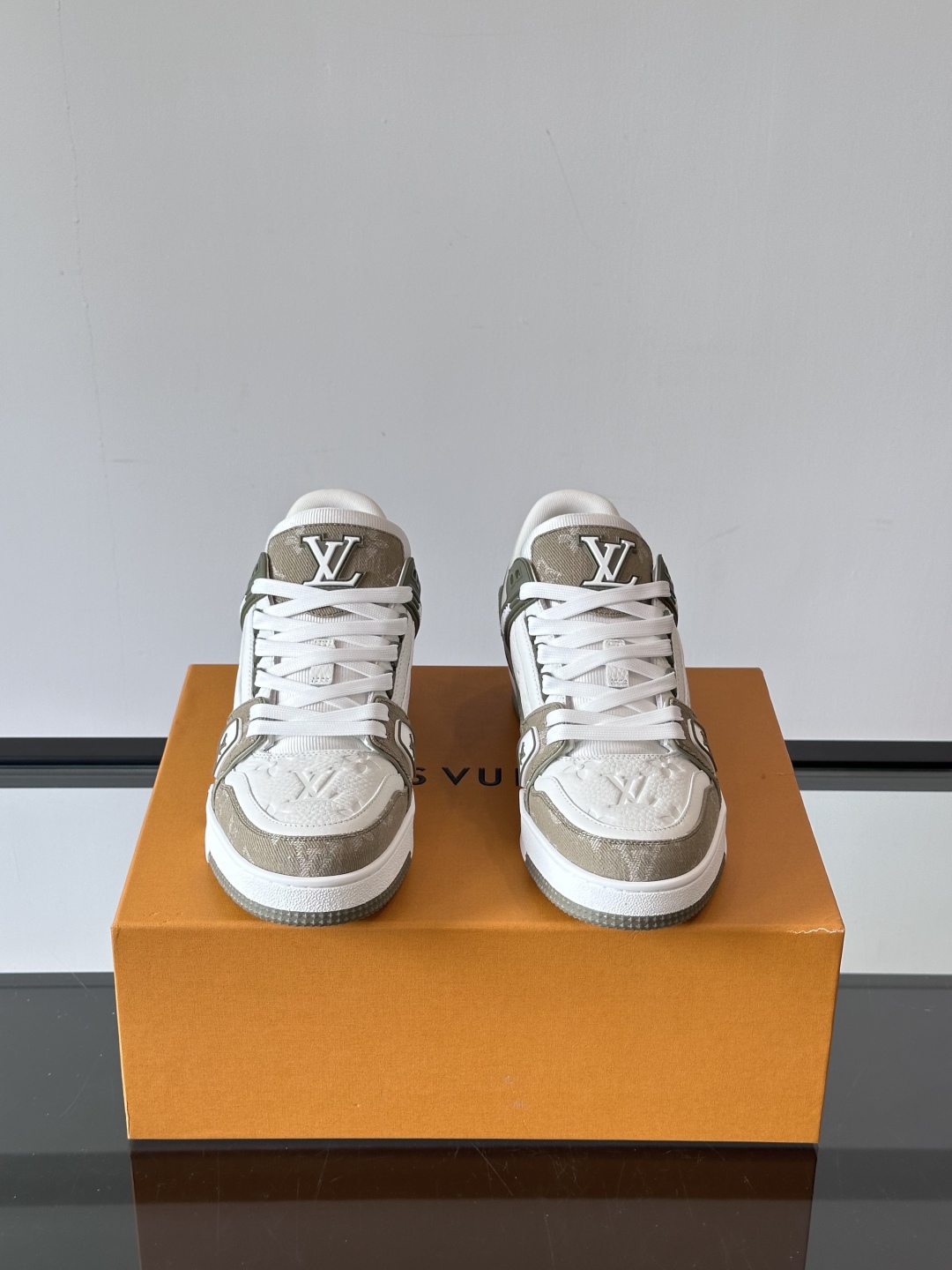  LV Trainer 运动鞋以柔软 Damier 压纹牛皮革续写经典设计。金属端头皮革鞋带点亮雅致鞋身