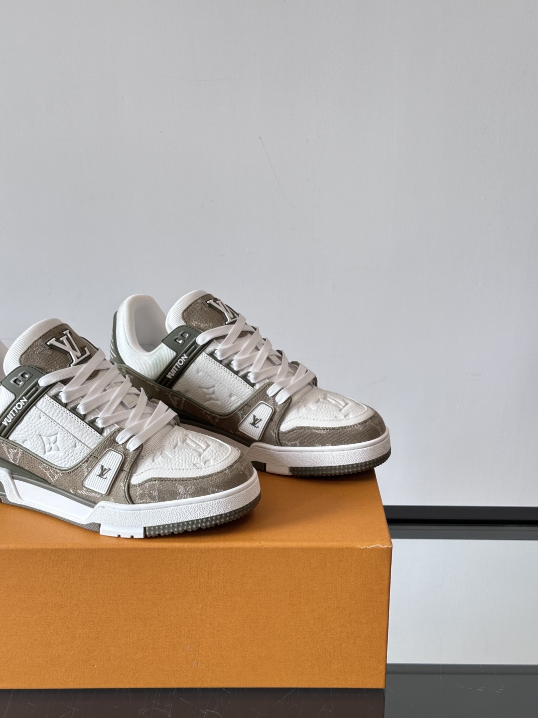  LV Trainer 运动鞋以柔软 Damier 压纹牛皮革续写经典设计。金属端头皮革鞋带点亮雅致鞋身