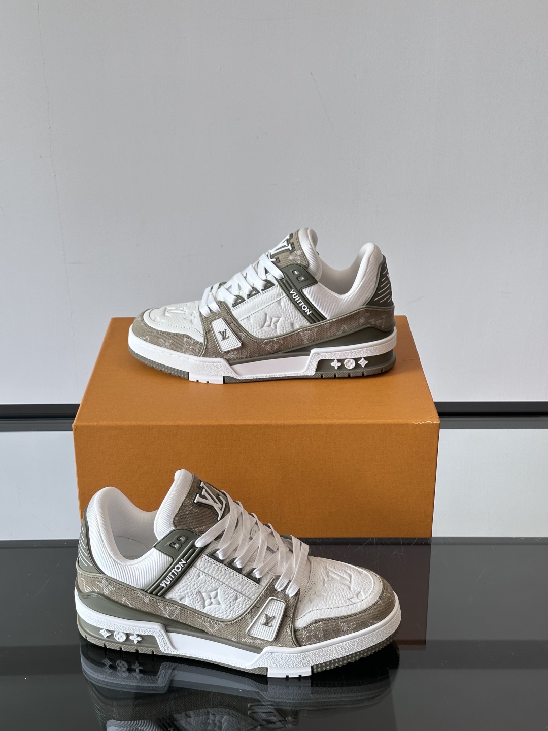  LV Trainer 运动鞋以柔软 Damier 压纹牛皮革续写经典设计。金属端头皮革鞋带点亮雅致鞋身