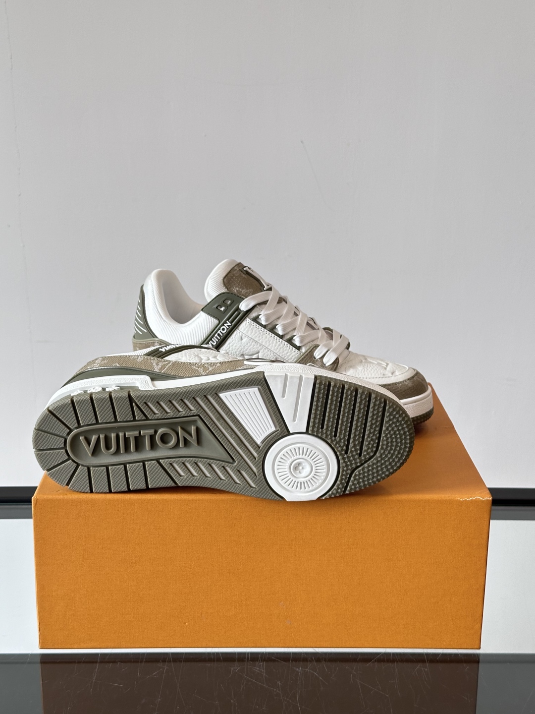  LV Trainer 运动鞋以柔软 Damier 压纹牛皮革续写经典设计。金属端头皮革鞋带点亮雅致鞋身
