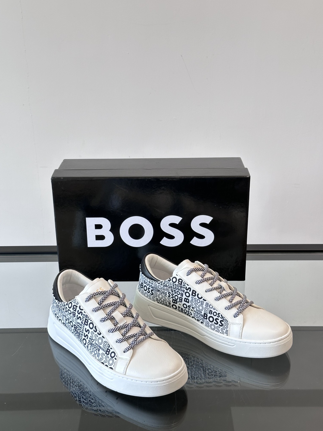 BOSS 意大利制造杯型大底运动鞋，精选光滑皮革制成，采用橡胶外底和品牌标识装饰。好穿又好搭 
、siz