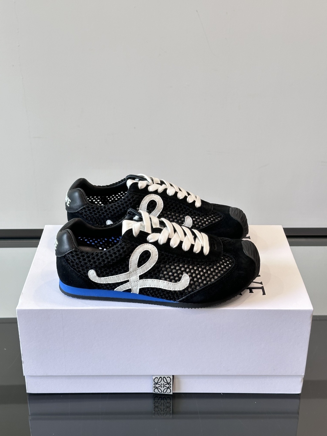 𝐋𝐎𝐄𝐖𝐄罗意威新版大头运动鞋Ballet Runner2.0芭蕾阿甘鞋,鞋头的设计更有趣味性,脚后跟设