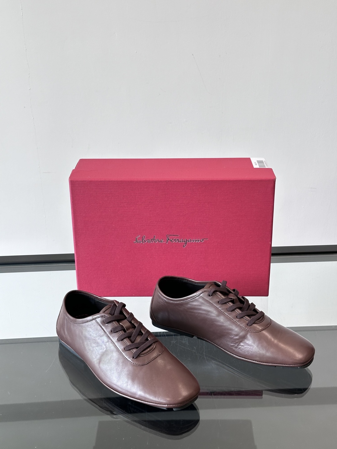 Ferragamo/菲拉格慕 新款男士休闲鞋，这款低帮休闲鞋鞋面选用进口牛皮面料。其灵感源自九十年代篮球