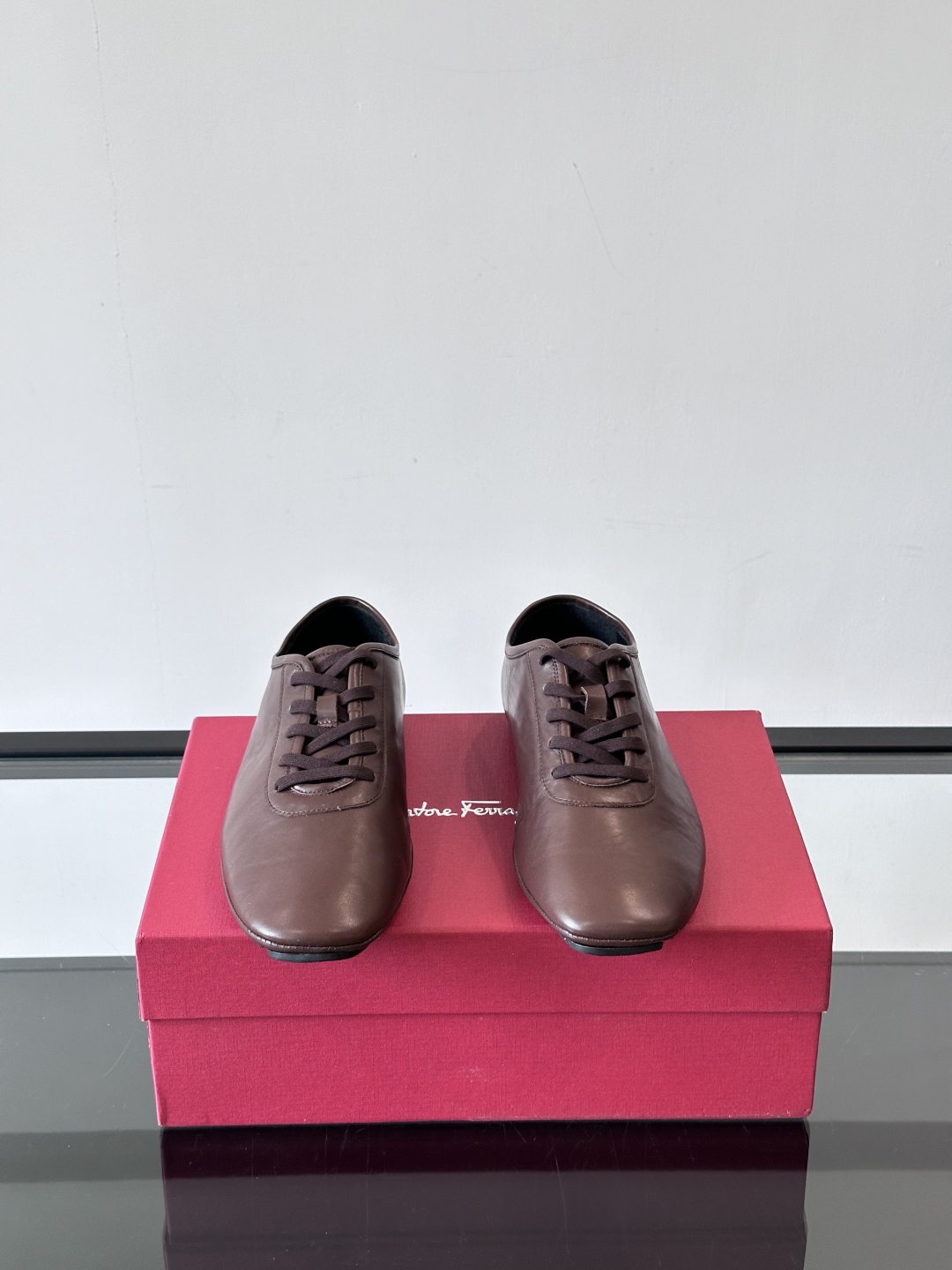 Ferragamo/菲拉格慕 新款男士休闲鞋，这款低帮休闲鞋鞋面选用进口牛皮面料。其灵感源自九十年代篮球
