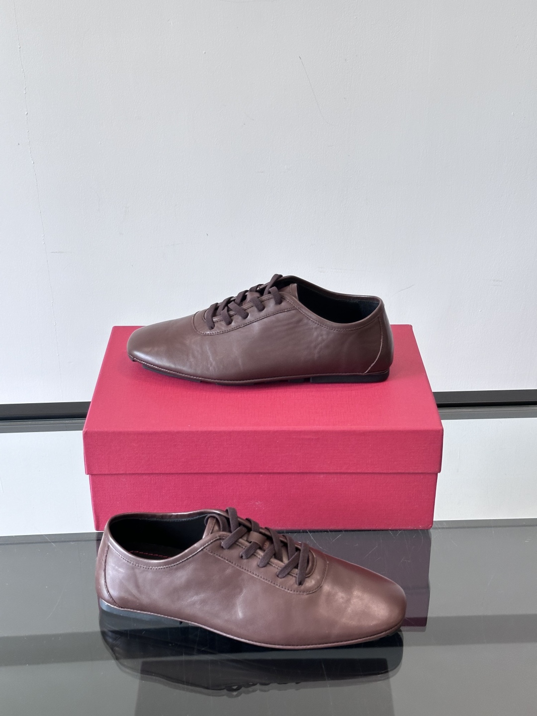 Ferragamo/菲拉格慕 新款男士休闲鞋，这款低帮休闲鞋鞋面选用进口牛皮面料。其灵感源自九十年代篮球