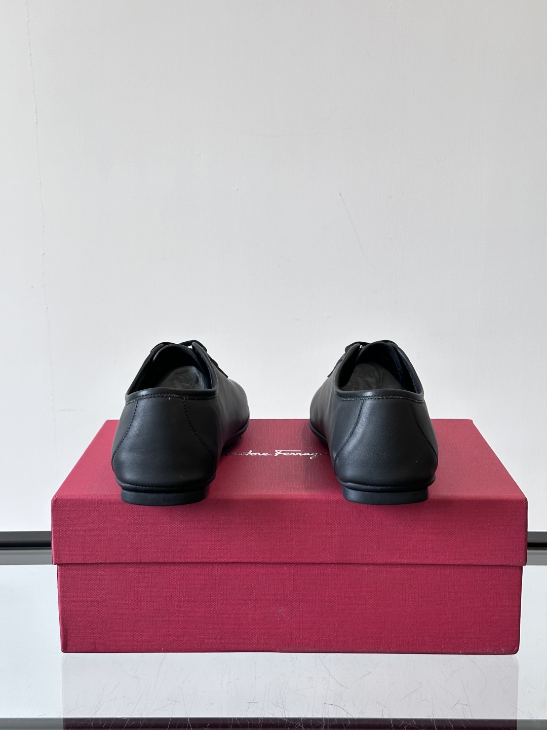 Ferragamo/菲拉格慕 新款男士休闲鞋，这款低帮休闲鞋鞋面选用进口牛皮面料。其灵感源自九十年代篮球