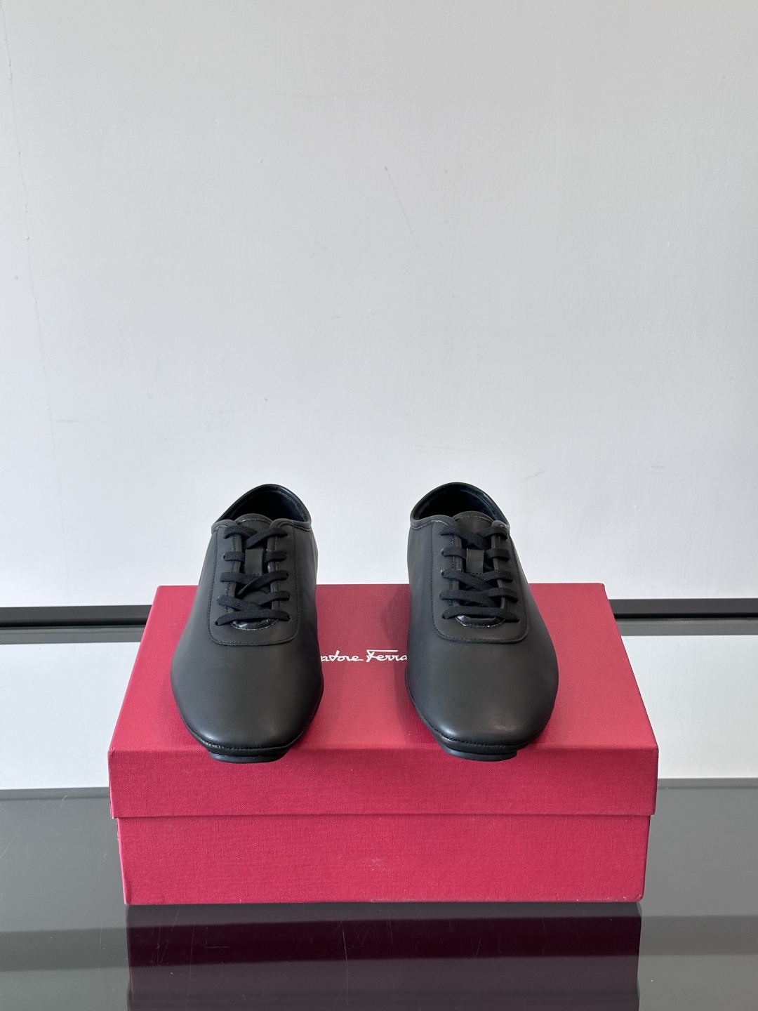 Ferragamo/菲拉格慕 新款男士休闲鞋，这款低帮休闲鞋鞋面选用进口牛皮面料。其灵感源自九十年代篮球
