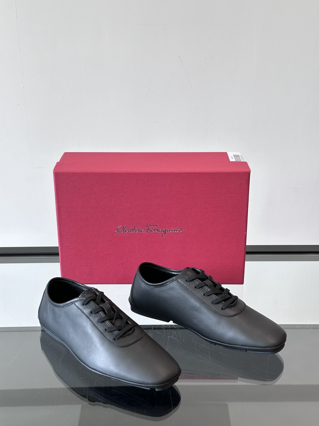 Ferragamo/菲拉格慕 新款男士休闲鞋，这款低帮休闲鞋鞋面选用进口牛皮面料。其灵感源自九十年代篮球
