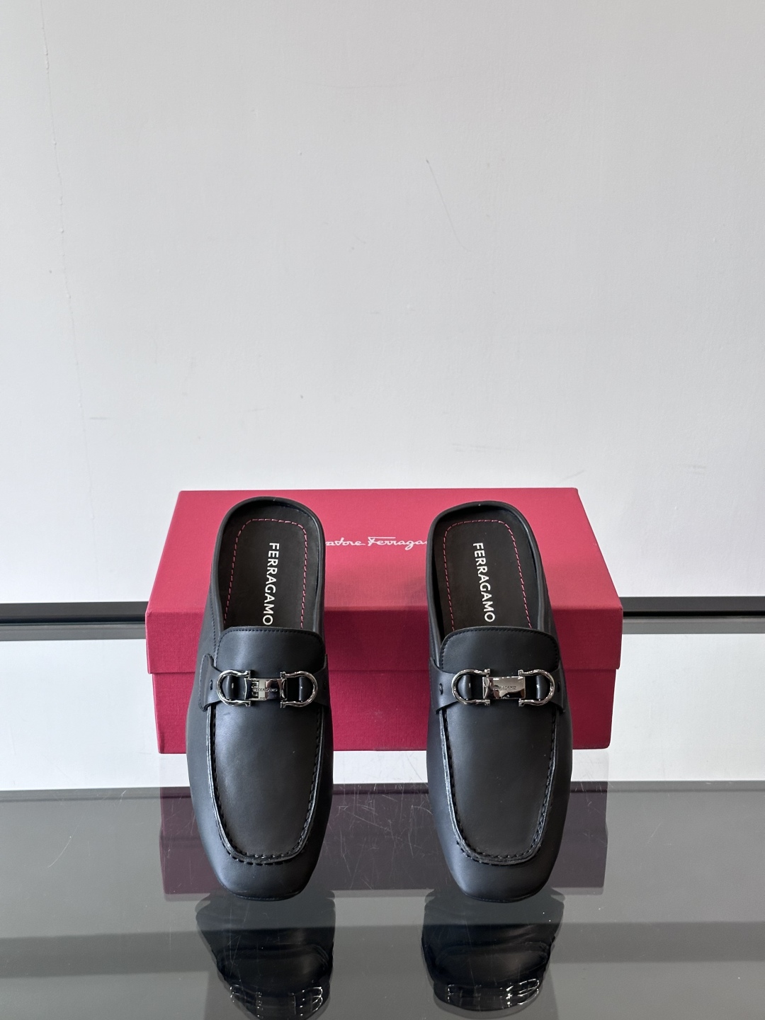 Ferragam菲拉格慕新款男士半拖凉鞋🩴，面料采用全进口牛皮，看得见的质感，重工车线，内里本染小牛皮，