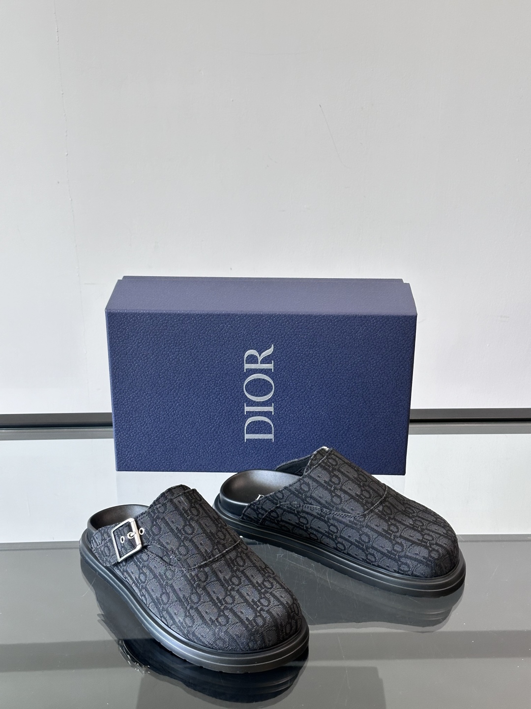 Dior 全新穆勒鞋上新，我觉得包头穆勒鞋男生穿真的很酷，而且又是dior最经典的oblique印花又时