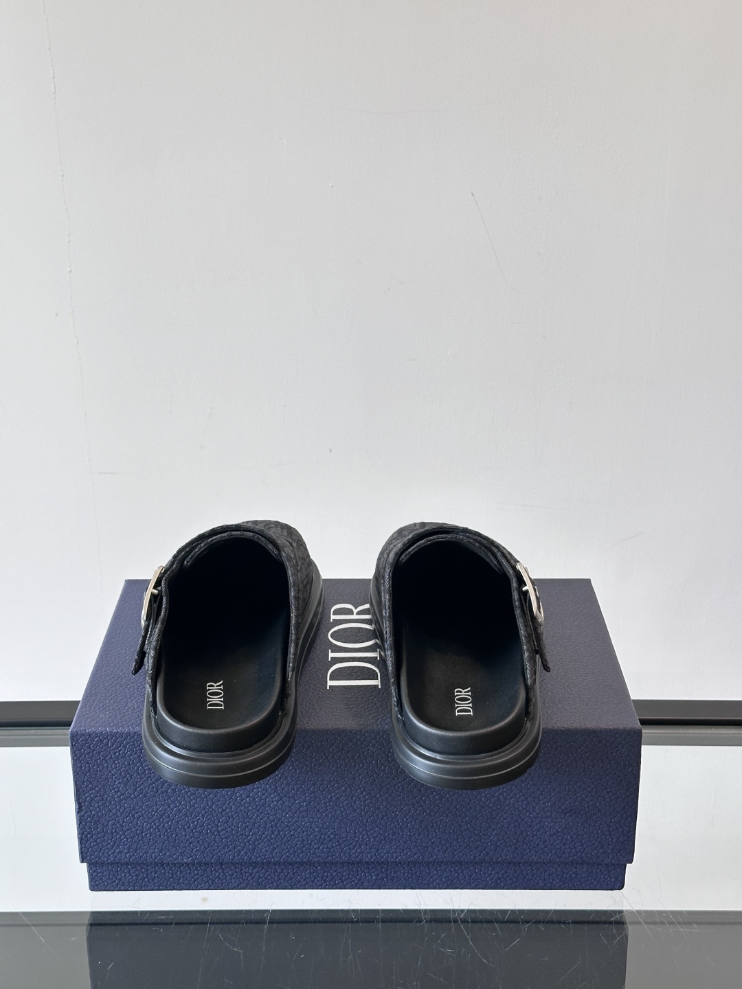 Dior 全新穆勒鞋上新，我觉得包头穆勒鞋男生穿真的很酷，而且又是dior最经典的oblique印花又时