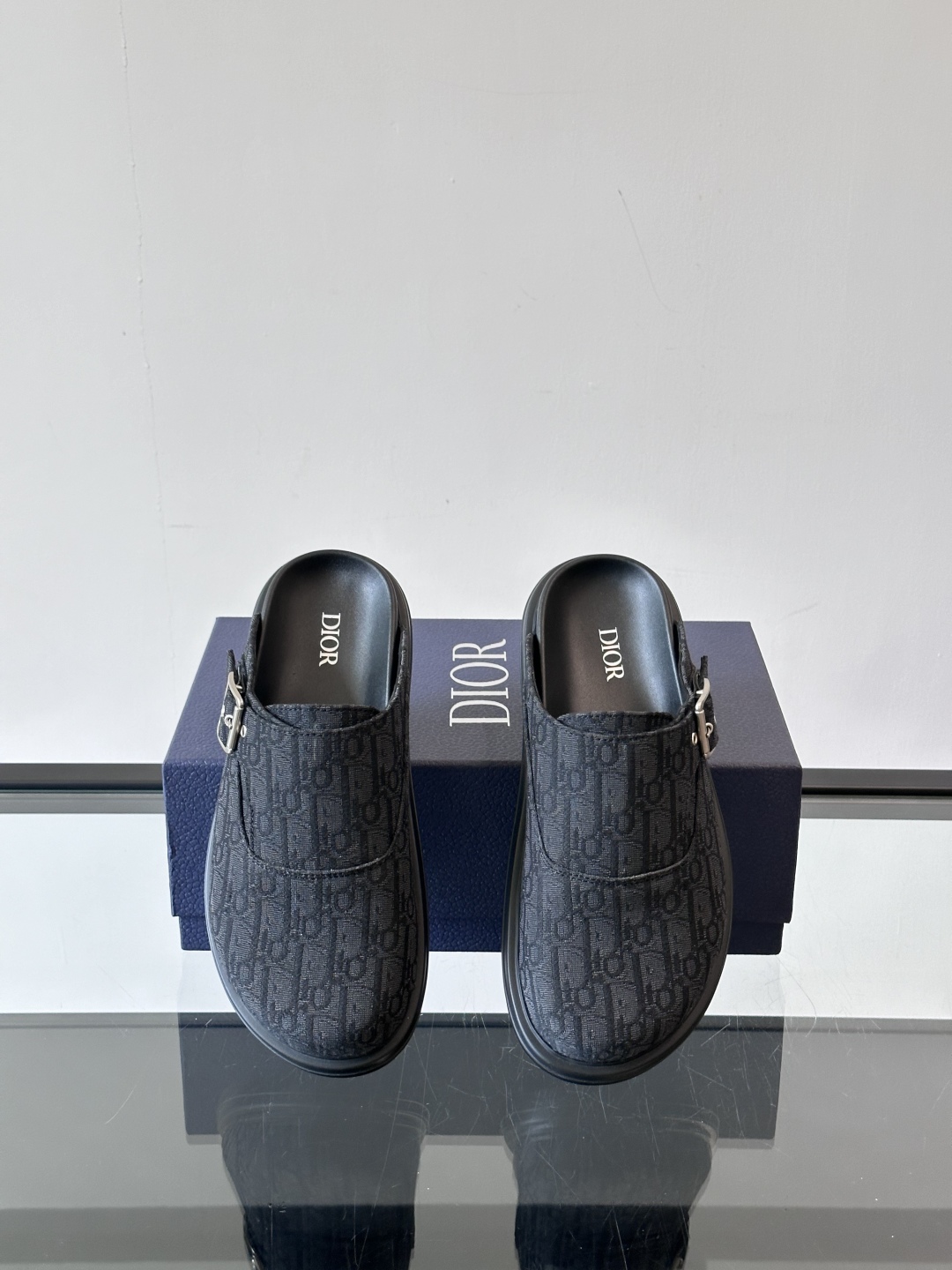 Dior 全新穆勒鞋上新，我觉得包头穆勒鞋男生穿真的很酷，而且又是dior最经典的oblique印花又时