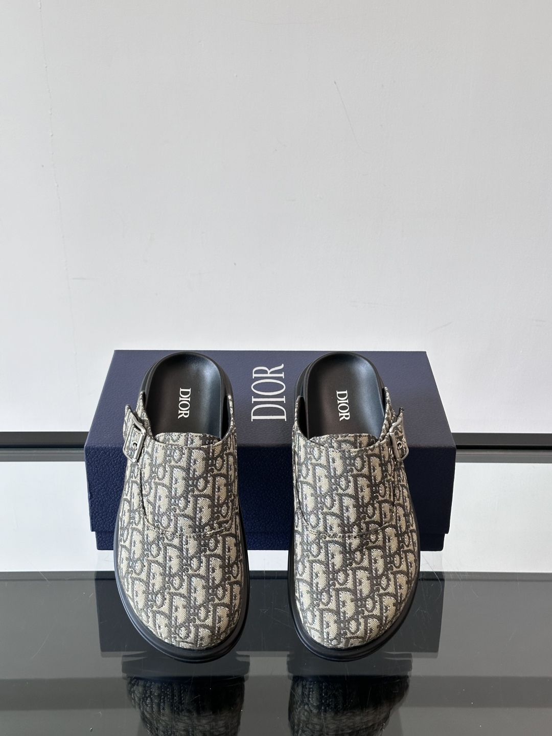 Dior 全新穆勒鞋上新，我觉得包头穆勒鞋男生穿真的很酷，而且又是dior最经典的oblique印花又时