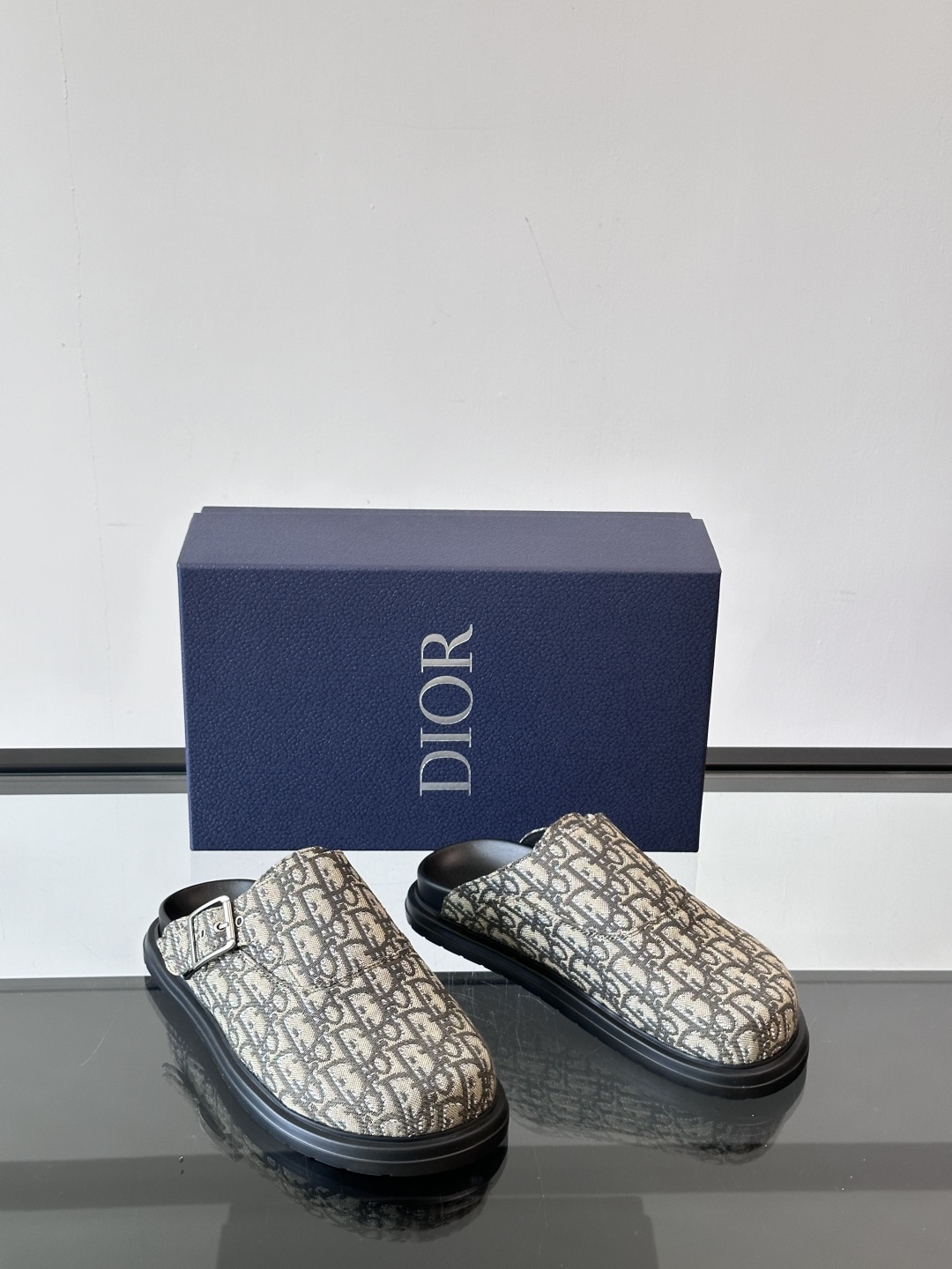 Dior 全新穆勒鞋上新，我觉得包头穆勒鞋男生穿真的很酷，而且又是dior最经典的oblique印花又时