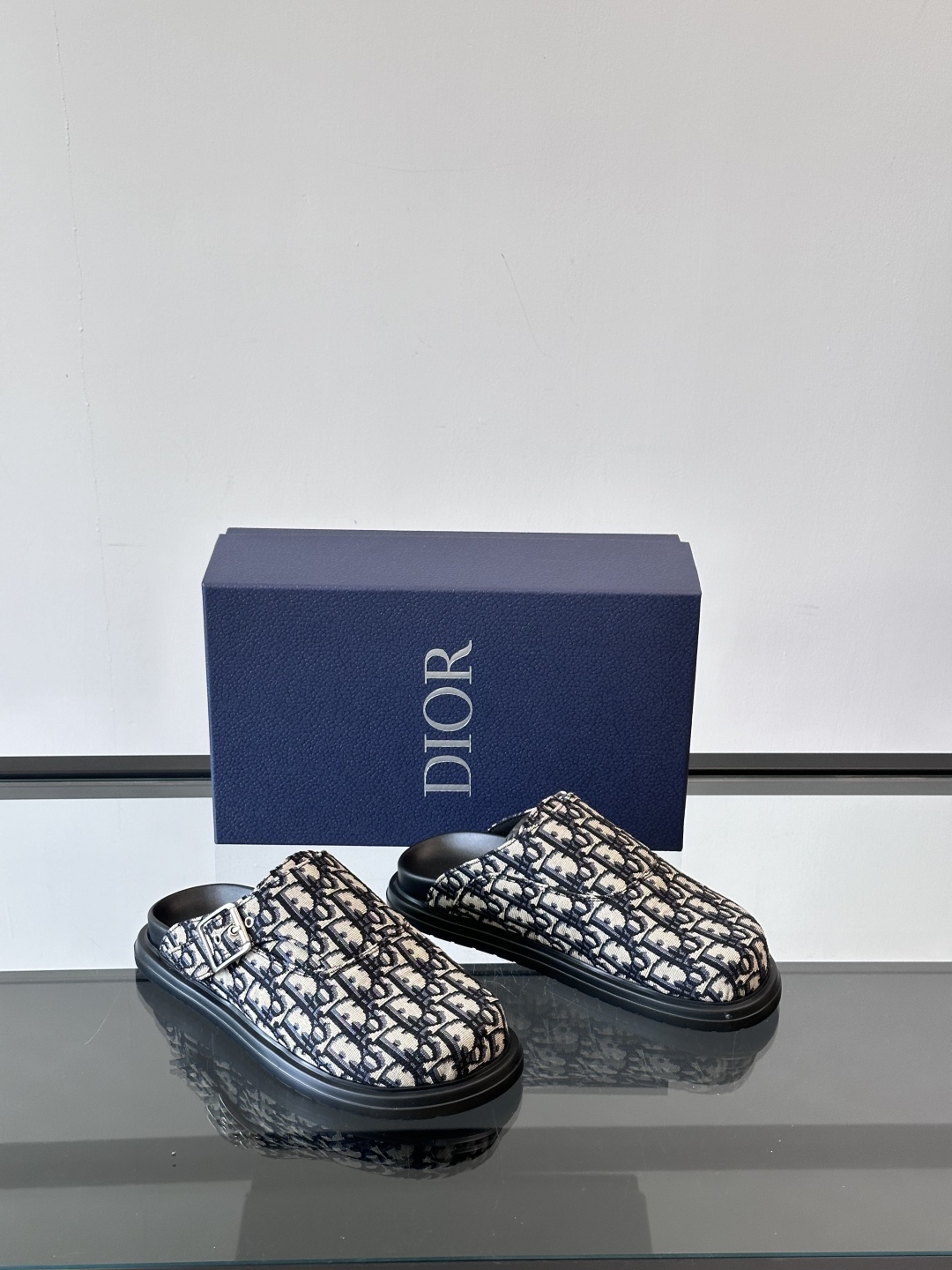Dior 全新穆勒鞋上新，我觉得包头穆勒鞋男生穿真的很酷，而且又是dior最经典的oblique印花又时