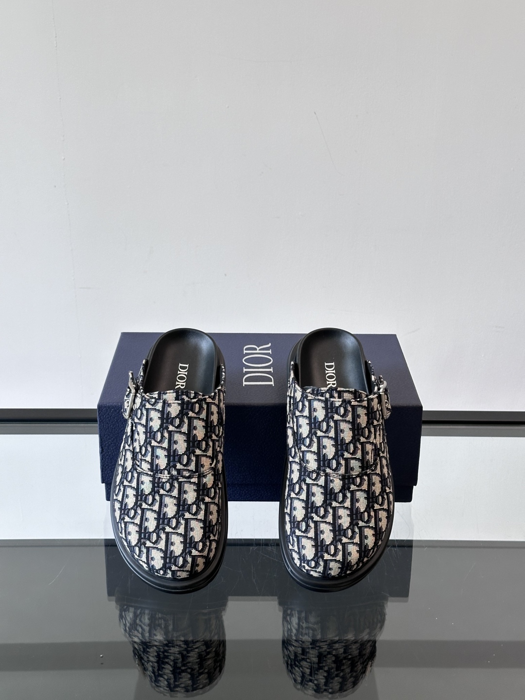Dior 全新穆勒鞋上新，我觉得包头穆勒鞋男生穿真的很酷，而且又是dior最经典的oblique印花又时