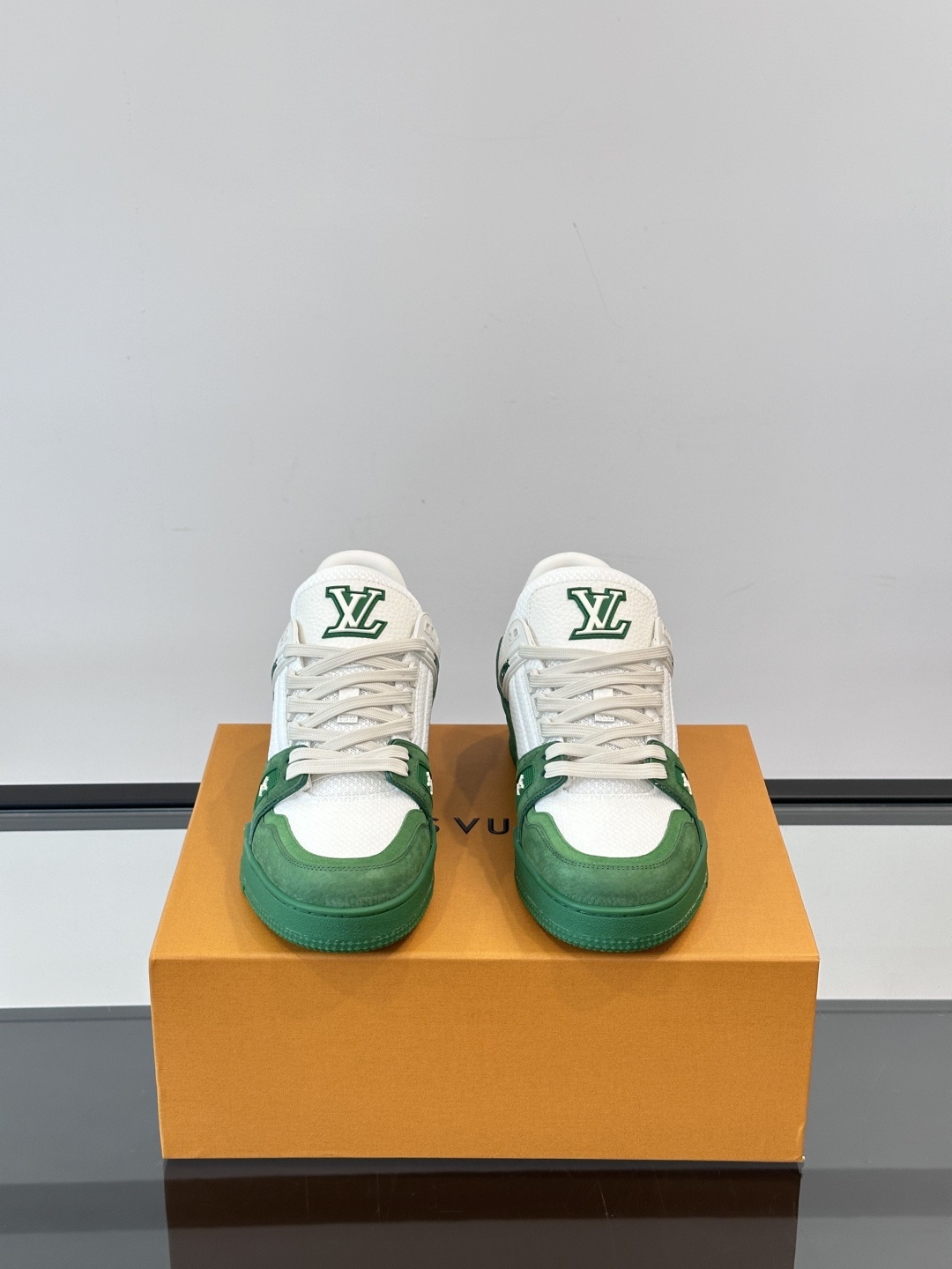 LV✋✋路易威登教练2025春夏新作品最新一季释出教练(Trainer)系列新作✅整体风格比前几季简约俐