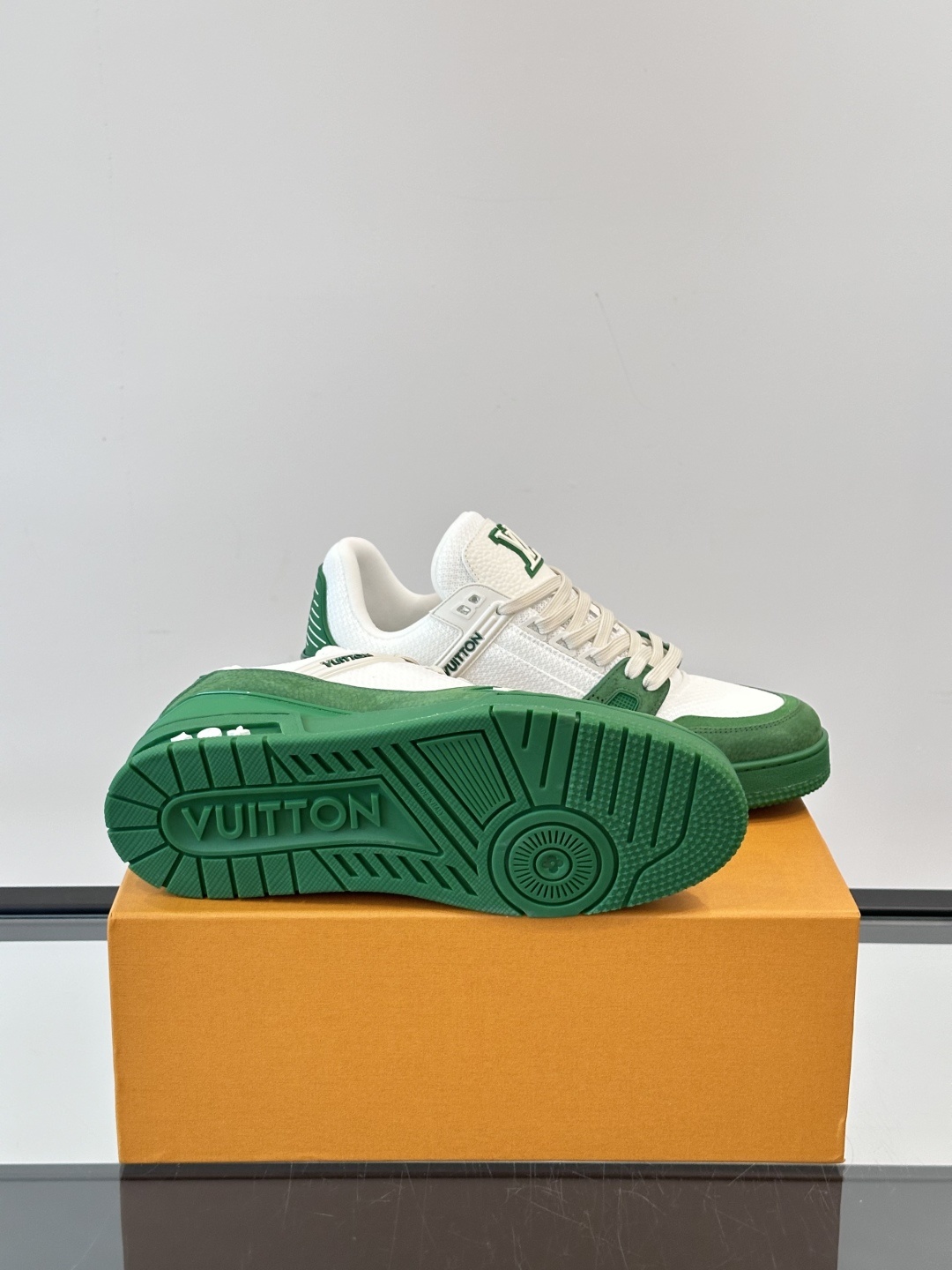 LV✋✋路易威登教练2025春夏新作品最新一季释出教练(Trainer)系列新作✅整体风格比前几季简约俐