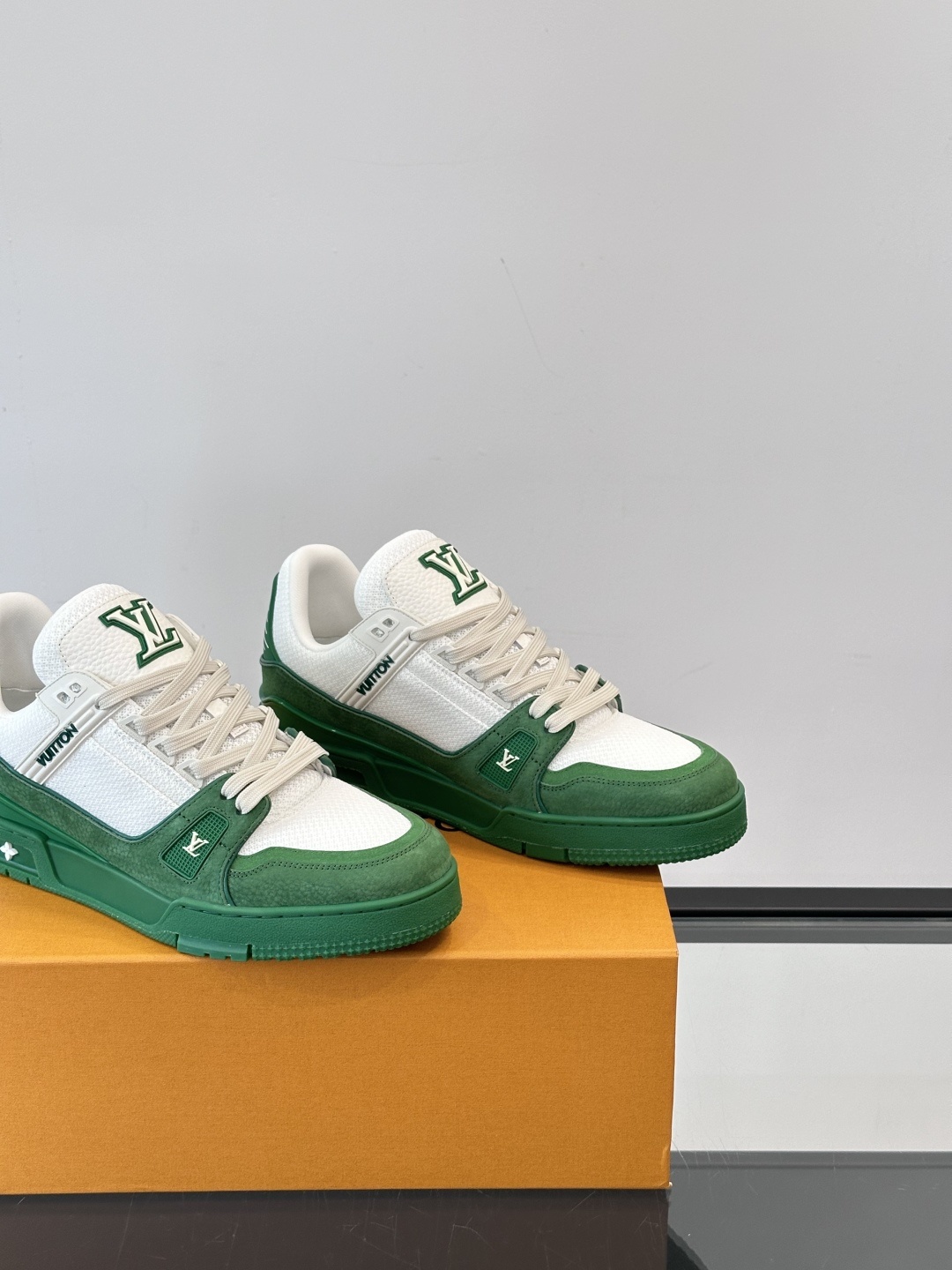 LV✋✋路易威登教练2025春夏新作品最新一季释出教练(Trainer)系列新作✅整体风格比前几季简约俐