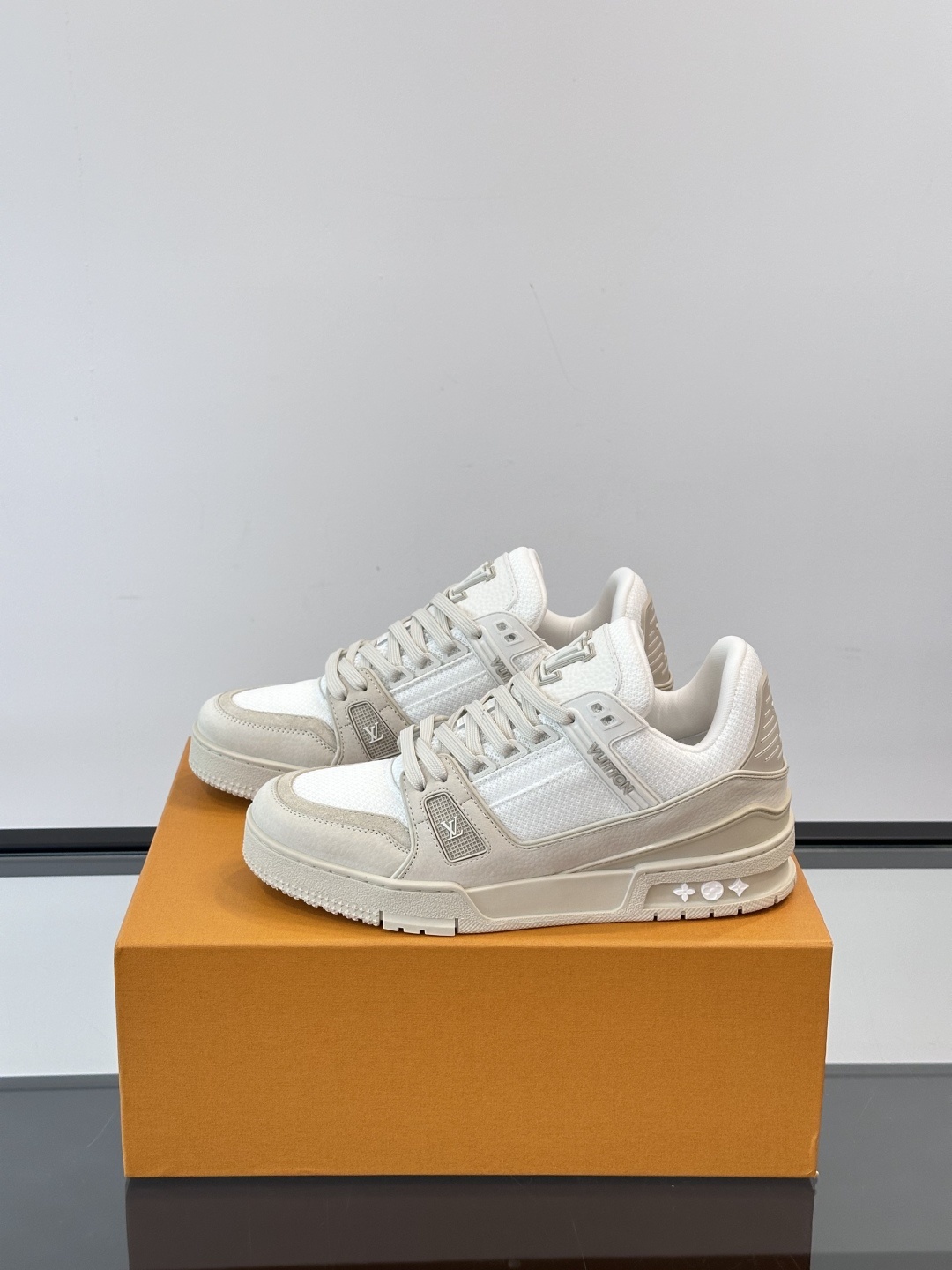 LV✋✋路易威登教练2025春夏新作品最新一季释出教练(Trainer)系列新作✅整体风格比前几季简约俐
