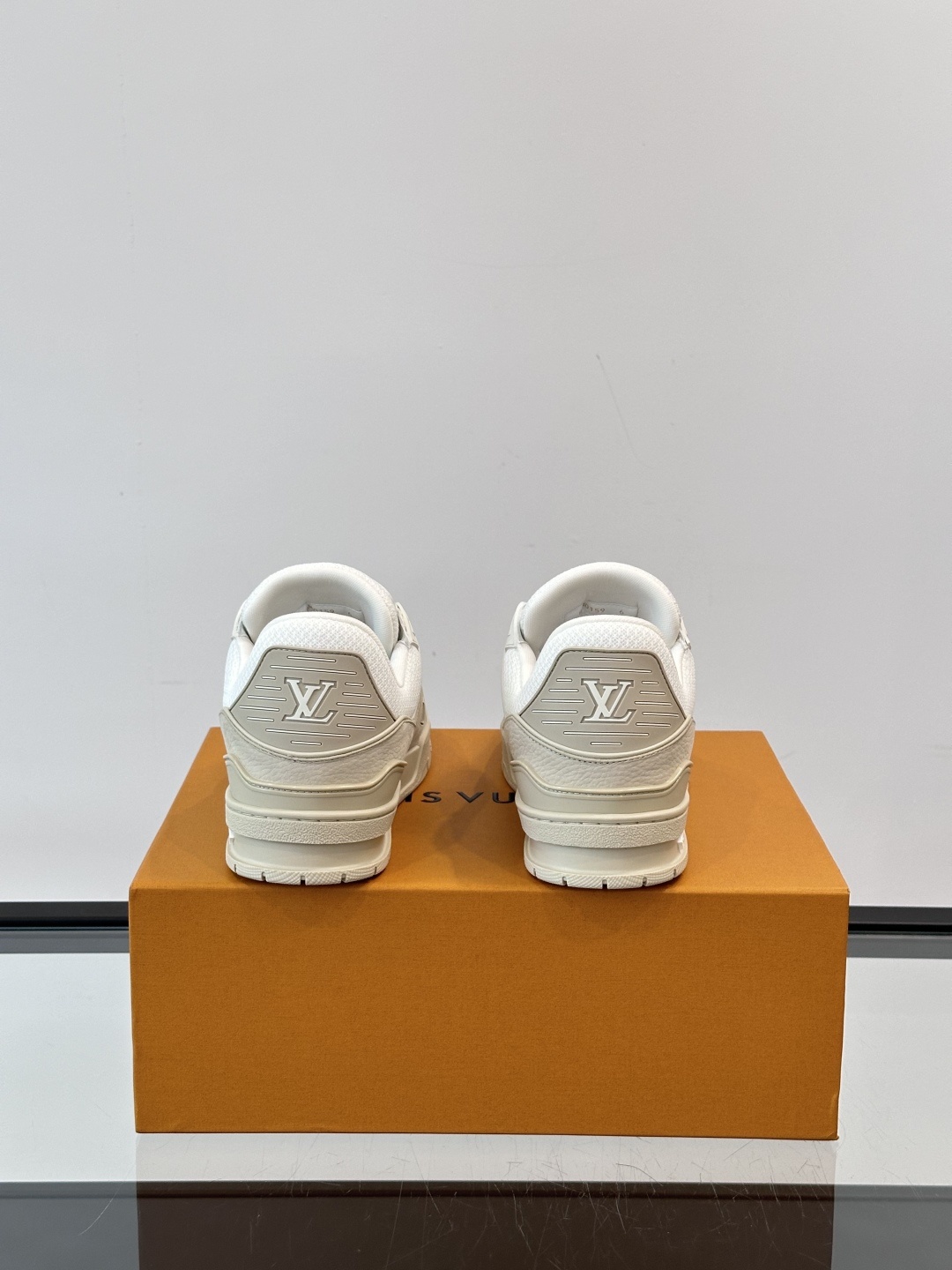 LV✋✋路易威登教练2025春夏新作品最新一季释出教练(Trainer)系列新作✅整体风格比前几季简约俐