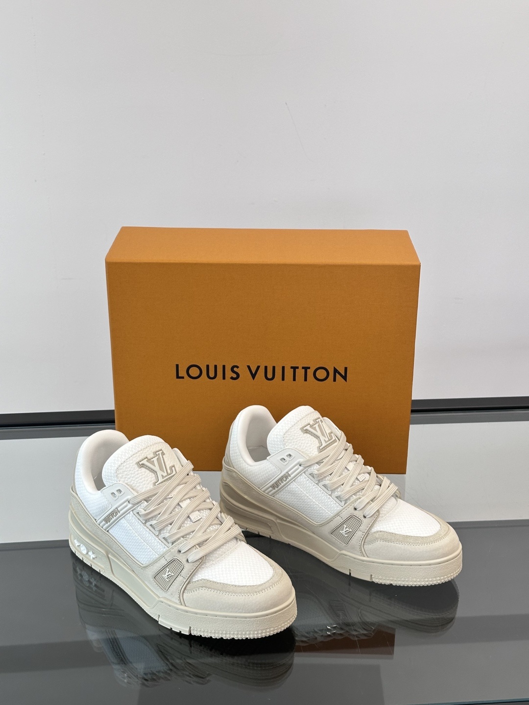 LV✋✋路易威登教练2025春夏新作品最新一季释出教练(Trainer)系列新作✅整体风格比前几季简约俐
