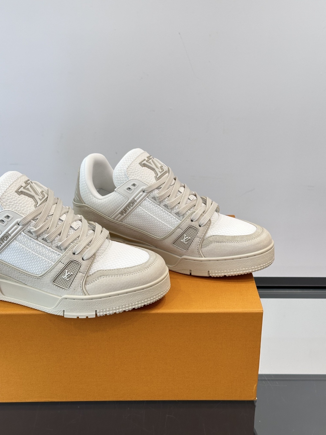 LV✋✋路易威登教练2025春夏新作品最新一季释出教练(Trainer)系列新作✅整体风格比前几季简约俐