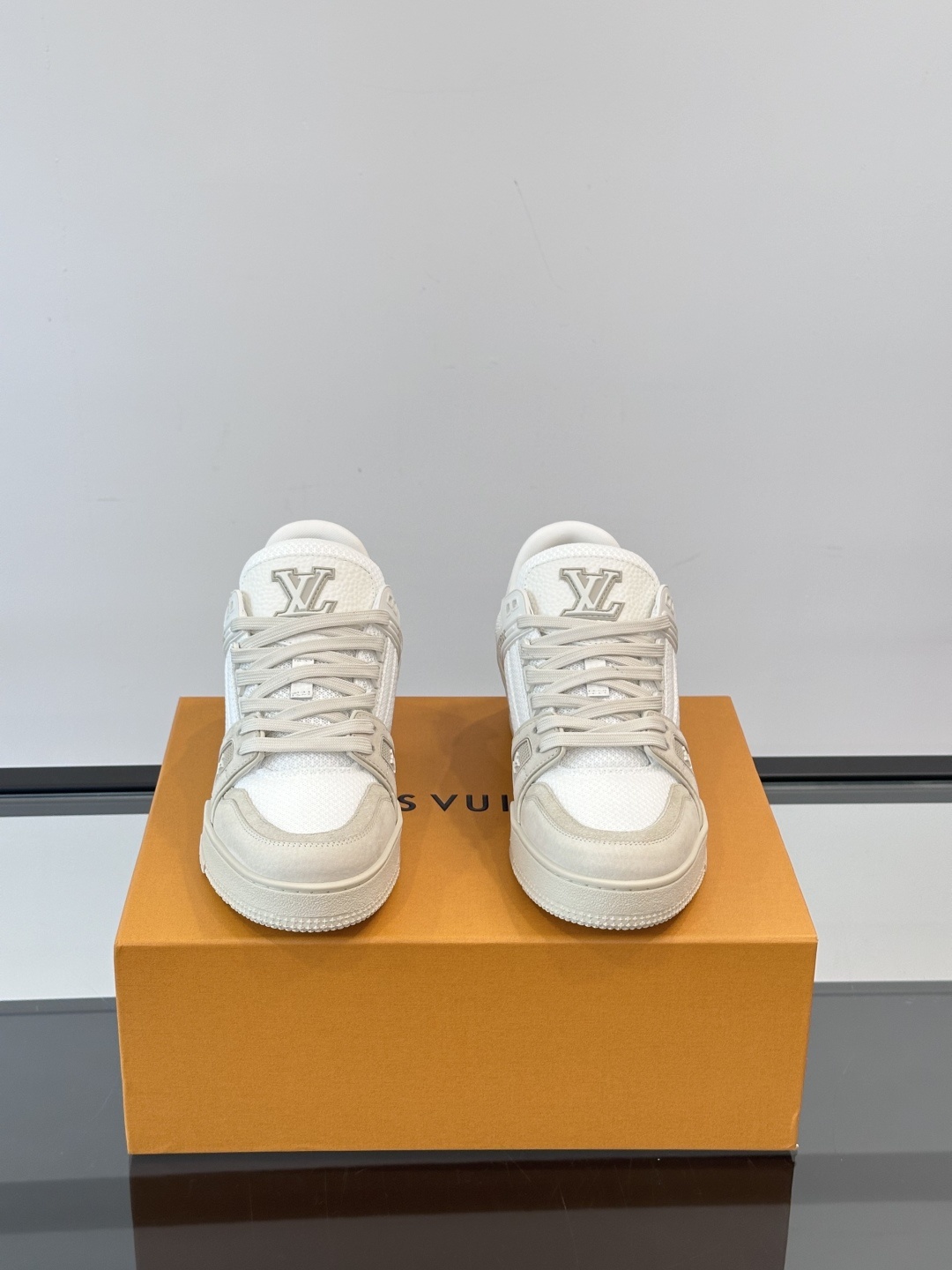 LV✋✋路易威登教练2025春夏新作品最新一季释出教练(Trainer)系列新作✅整体风格比前几季简约俐