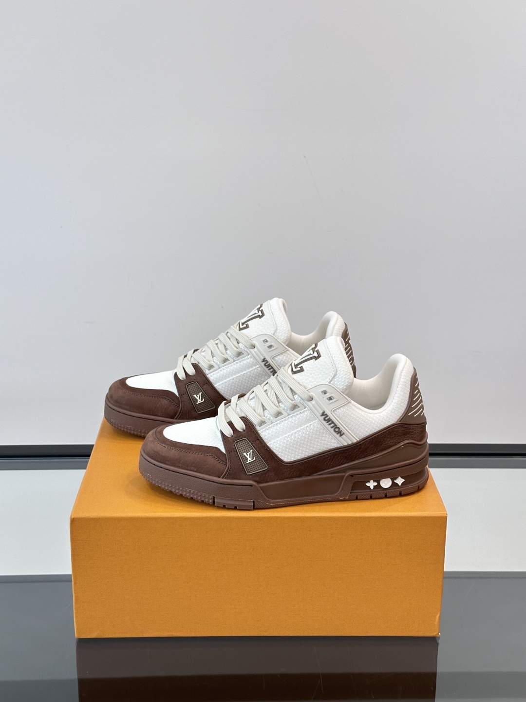 LV✋✋路易威登教练2025春夏新作品最新一季释出教练(Trainer)系列新作✅整体风格比前几季简约俐