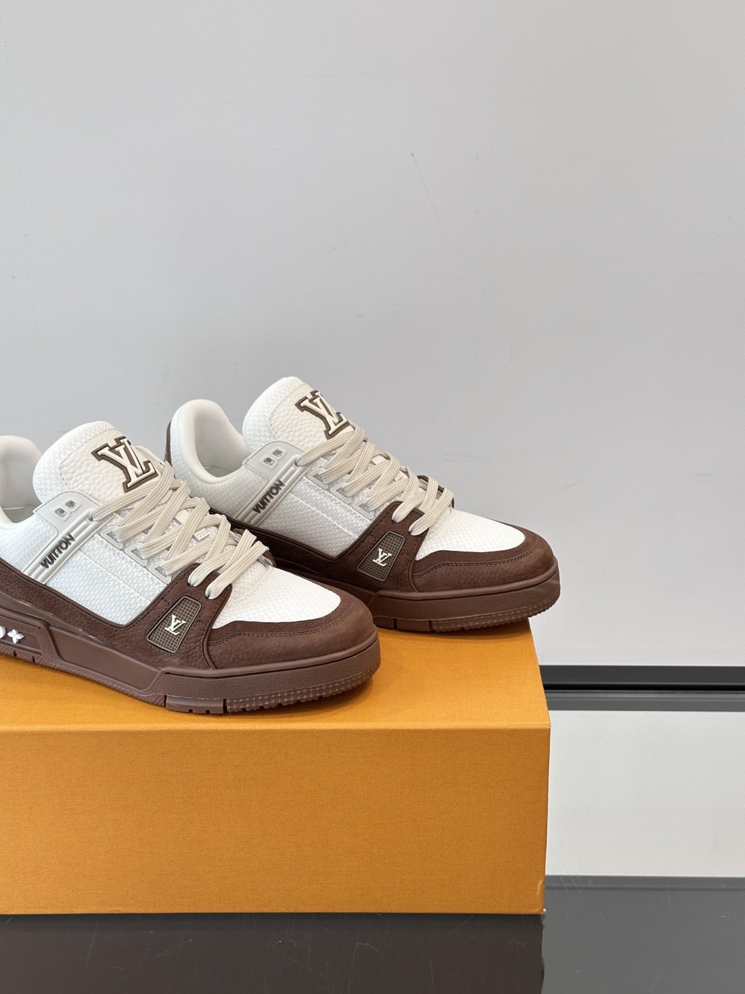 LV✋✋路易威登教练2025春夏新作品最新一季释出教练(Trainer)系列新作✅整体风格比前几季简约俐