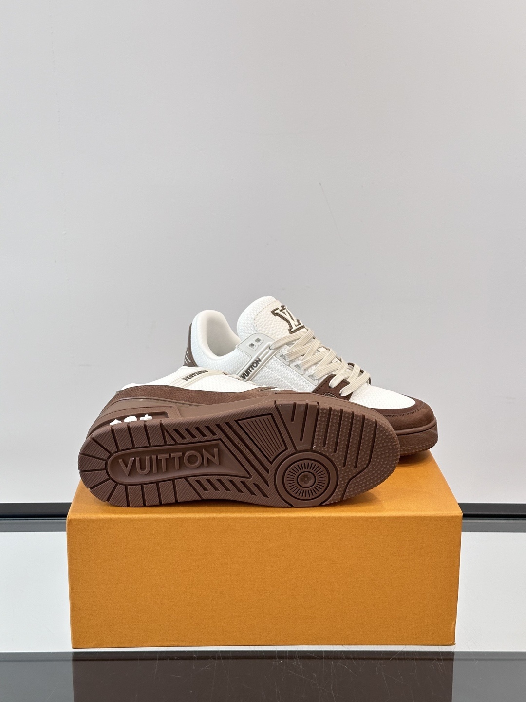 LV✋✋路易威登教练2025春夏新作品最新一季释出教练(Trainer)系列新作✅整体风格比前几季简约俐
