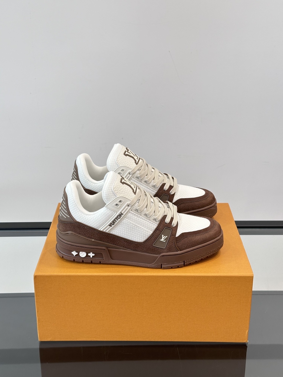 LV✋✋路易威登教练2025春夏新作品最新一季释出教练(Trainer)系列新作✅整体风格比前几季简约俐