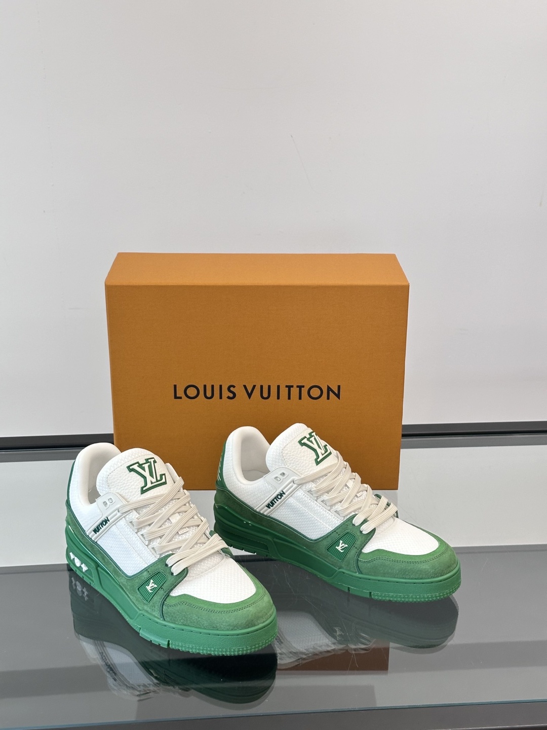 LV✋✋路易威登教练2025春夏新作品最新一季释出教练(Trainer)系列新作✅整体风格比前几季简约俐