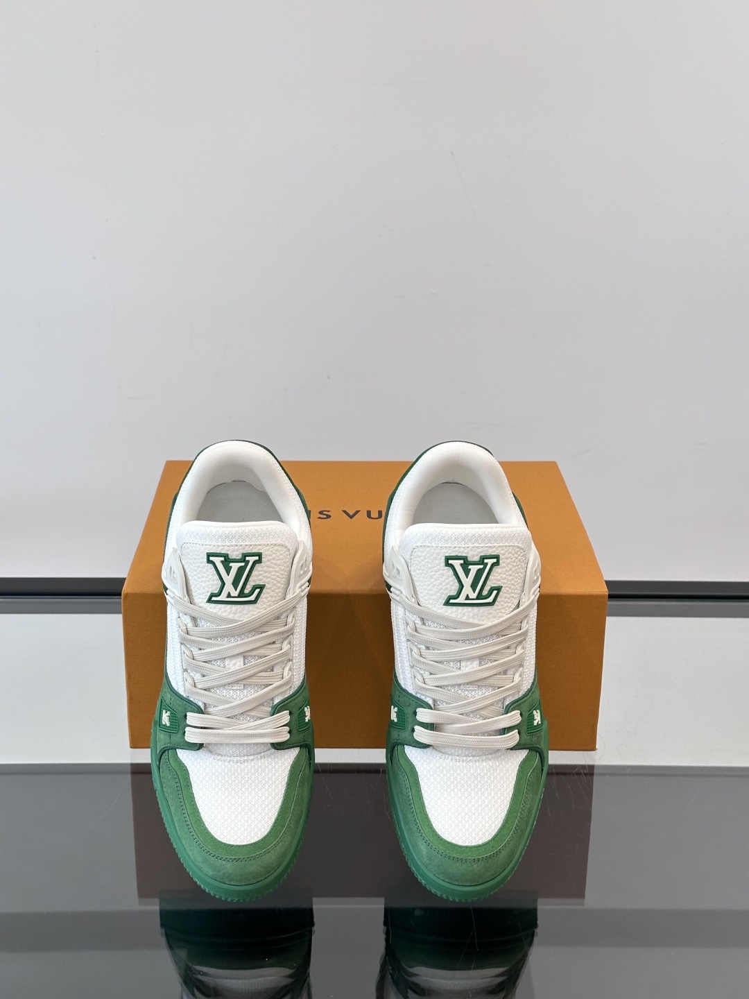 LV✋✋路易威登教练2025春夏新作品最新一季释出教练(Trainer)系列新作✅整体风格比前几季简约俐
