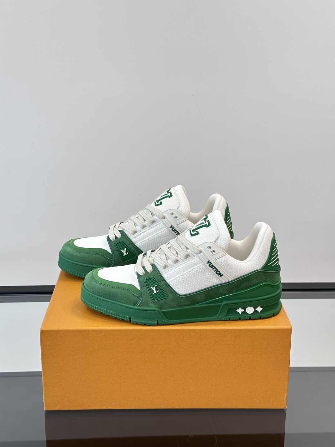 LV✋✋路易威登教练2025春夏新作品最新一季释出教练(Trainer)系列新作✅整体风格比前几季简约俐