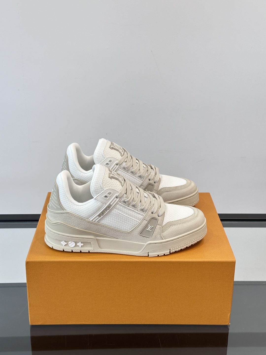 LV✋✋路易威登教练2025春夏新作品最新一季释出教练(Trainer)系列新作✅整体风格比前几季简约俐
