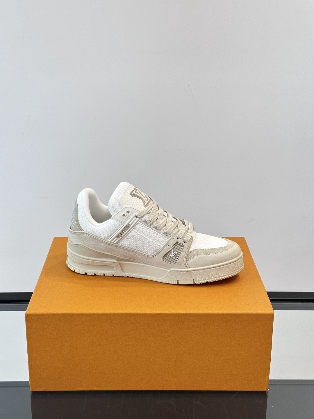LV✋✋路易威登教练2025春夏新作品最新一季释出教练(Trainer)系列新作✅整体风格比前几季简约俐