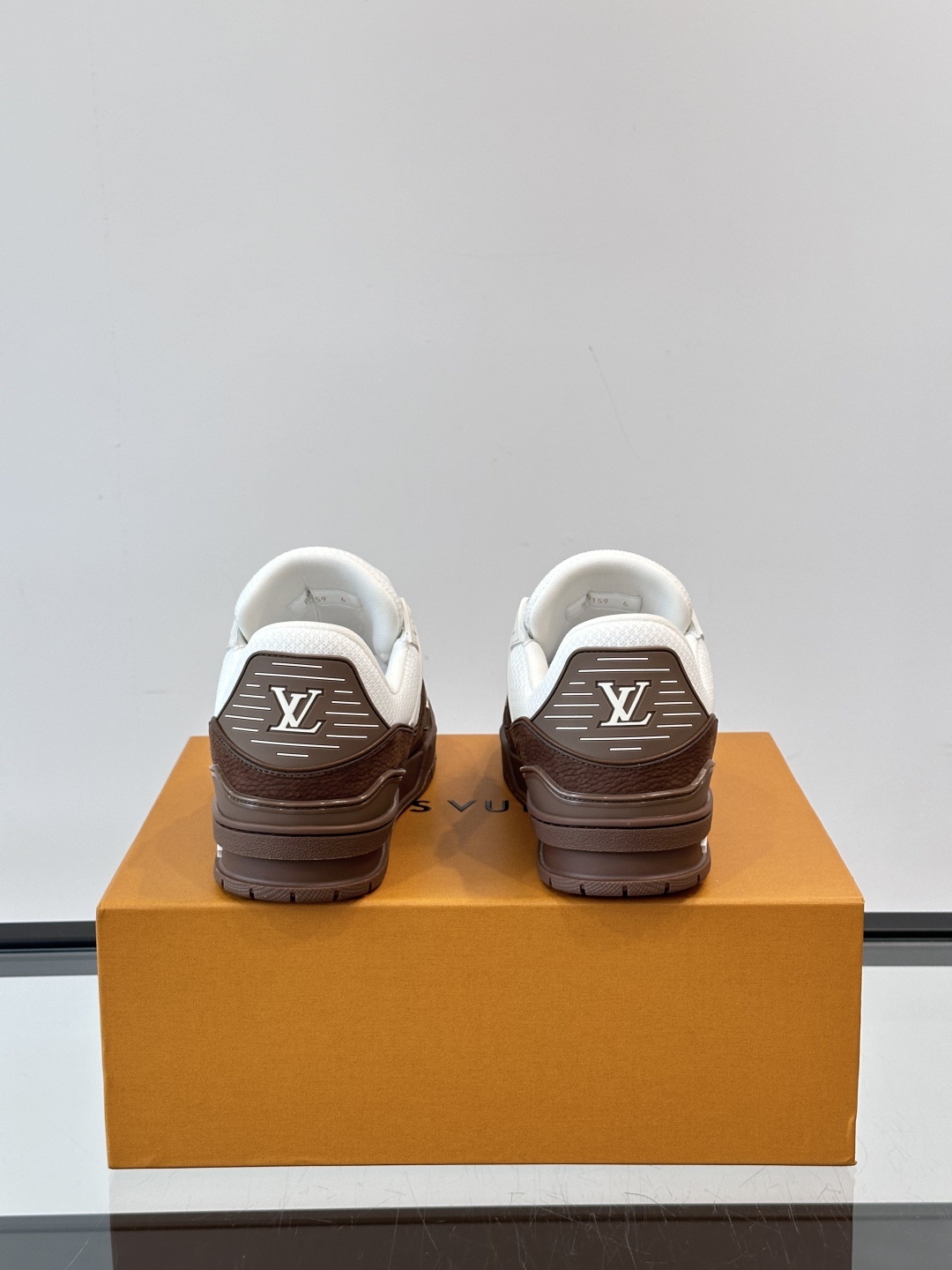 LV✋✋路易威登教练2025春夏新作品最新一季释出教练(Trainer)系列新作✅整体风格比前几季简约俐