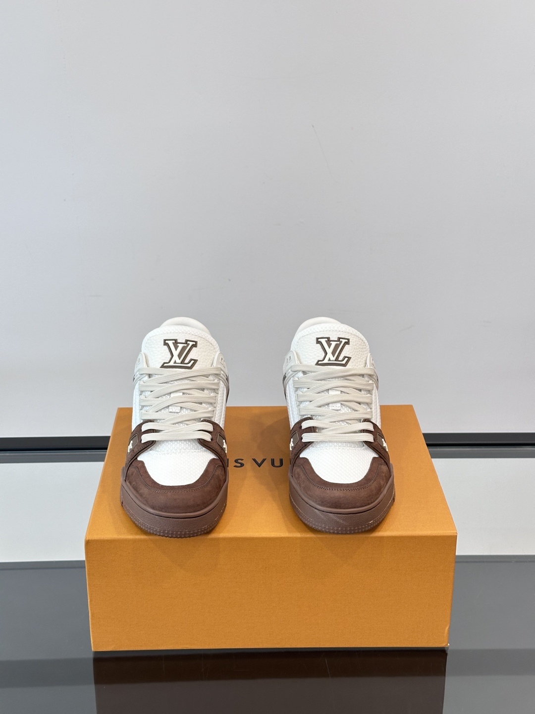 LV✋✋路易威登教练2025春夏新作品最新一季释出教练(Trainer)系列新作✅整体风格比前几季简约俐