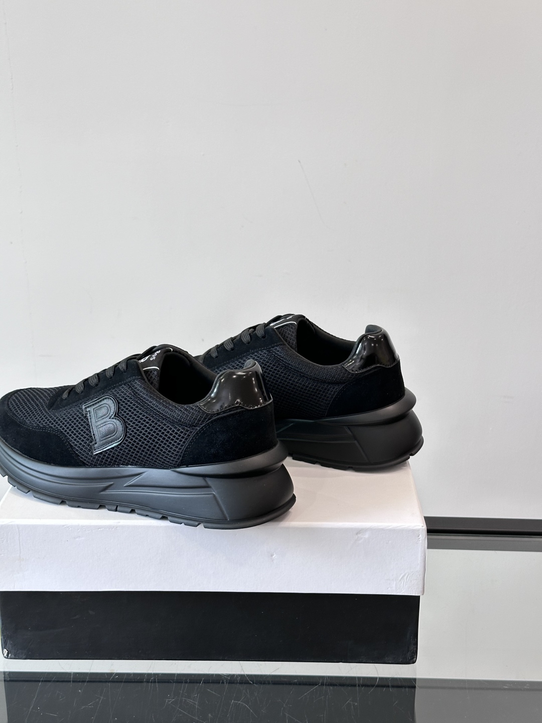 Berluti/布鲁提 低帮休闲运动鞋，这款百搭的低帮运动鞋鞋面采用进口牛皮拼接科技布打造。外侧饰有sc