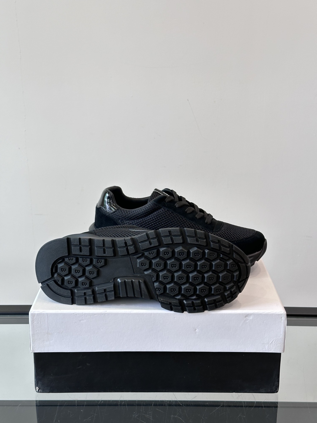 Berluti/布鲁提 低帮休闲运动鞋，这款百搭的低帮运动鞋鞋面采用进口牛皮拼接科技布打造。外侧饰有sc