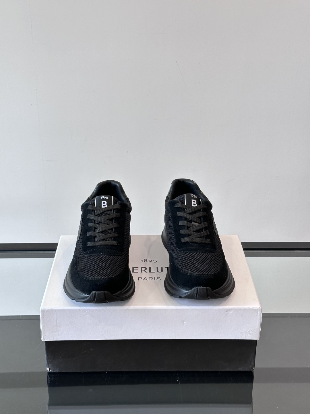 Berluti/布鲁提 低帮休闲运动鞋，这款百搭的低帮运动鞋鞋面采用进口牛皮拼接科技布打造。外侧饰有sc