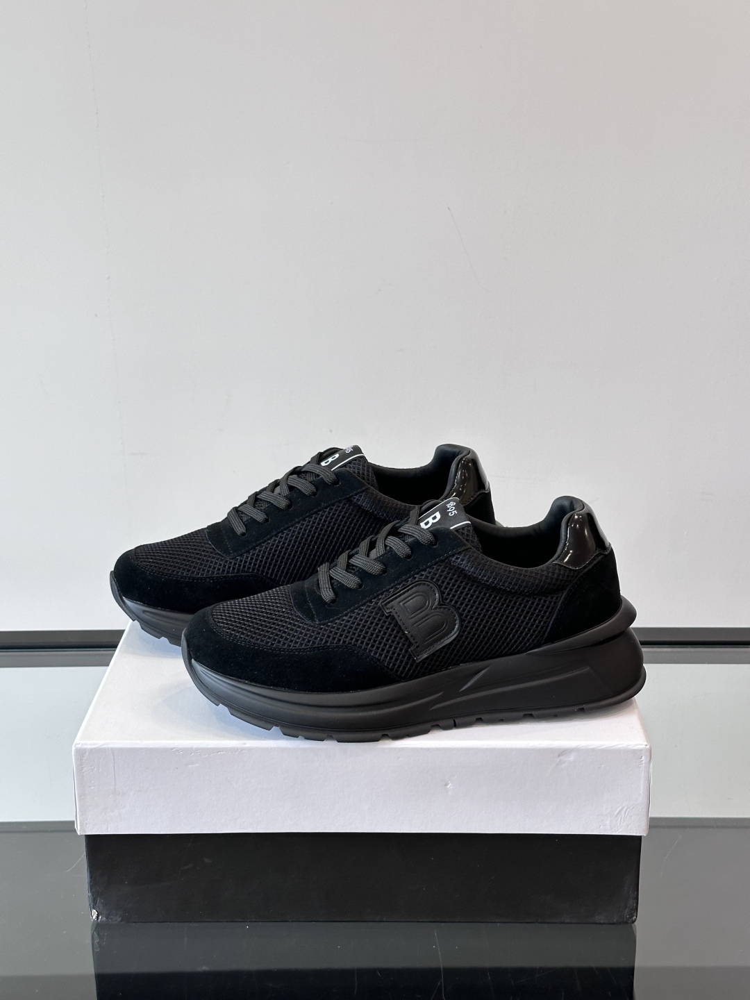 Berluti/布鲁提 低帮休闲运动鞋，这款百搭的低帮运动鞋鞋面采用进口牛皮拼接科技布打造。外侧饰有sc